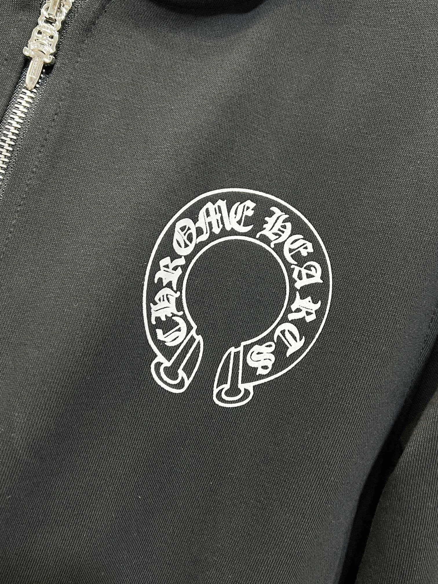 P260 (high quality) Style number: (G001) ChromeHearts 25 early autumn floral arm horseshoe hooded sweatshirt Sanskrit letter rattan flower cross horseshoe hooded sweatshirt The fabric is made of 440g pure cotton terry with matching threads Imported printing Original customization Hardware Color: Black Size: S-XL